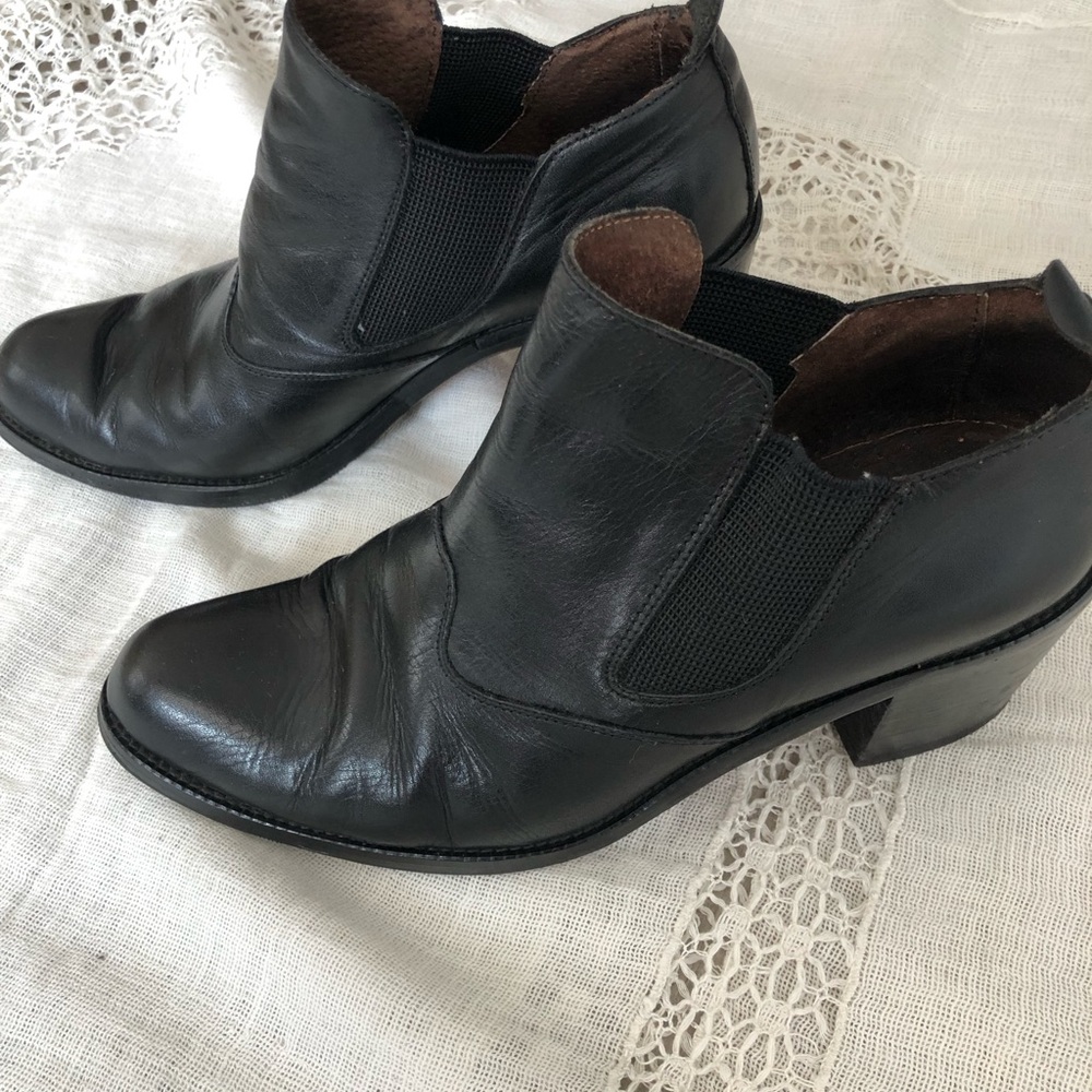 Vintage Guess ankle slip-on black leather boots booties western style size 7 1/2